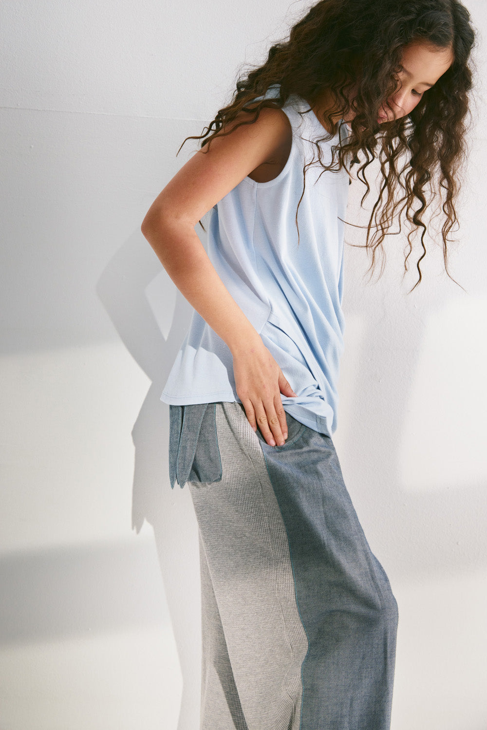 【予約商品】Main コレクション :Floating Layer ツイストノースリーブトップス