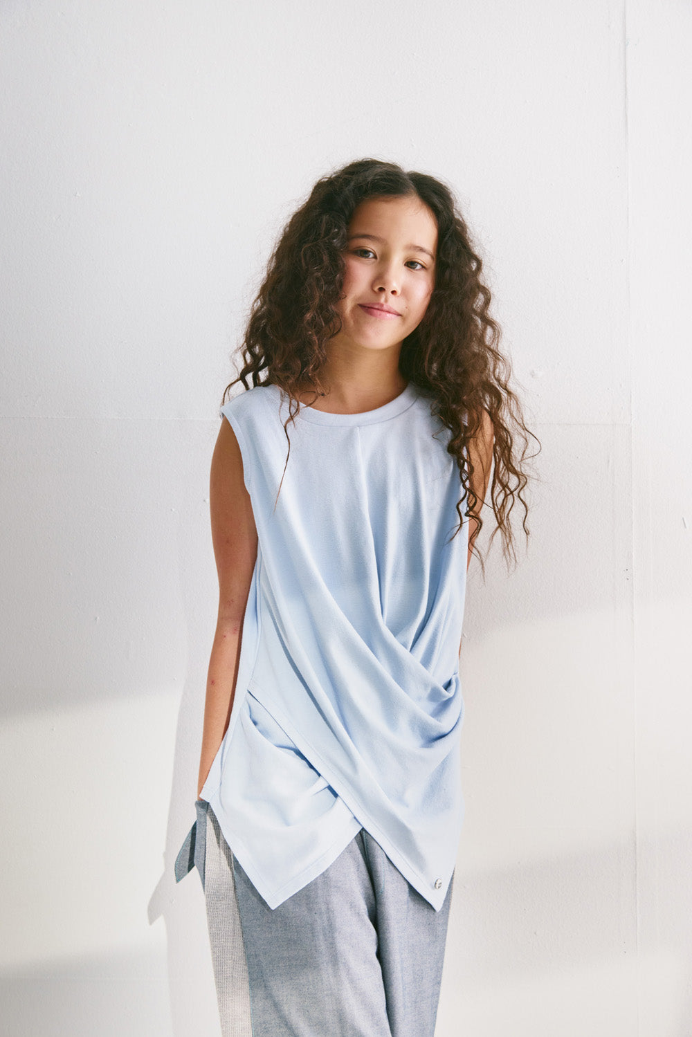 【予約商品】Main コレクション :Floating Layer ツイストノースリーブトップス