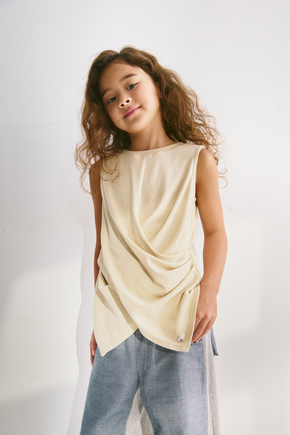 【予約商品】Main コレクション :Floating Layer ツイストノースリーブトップス