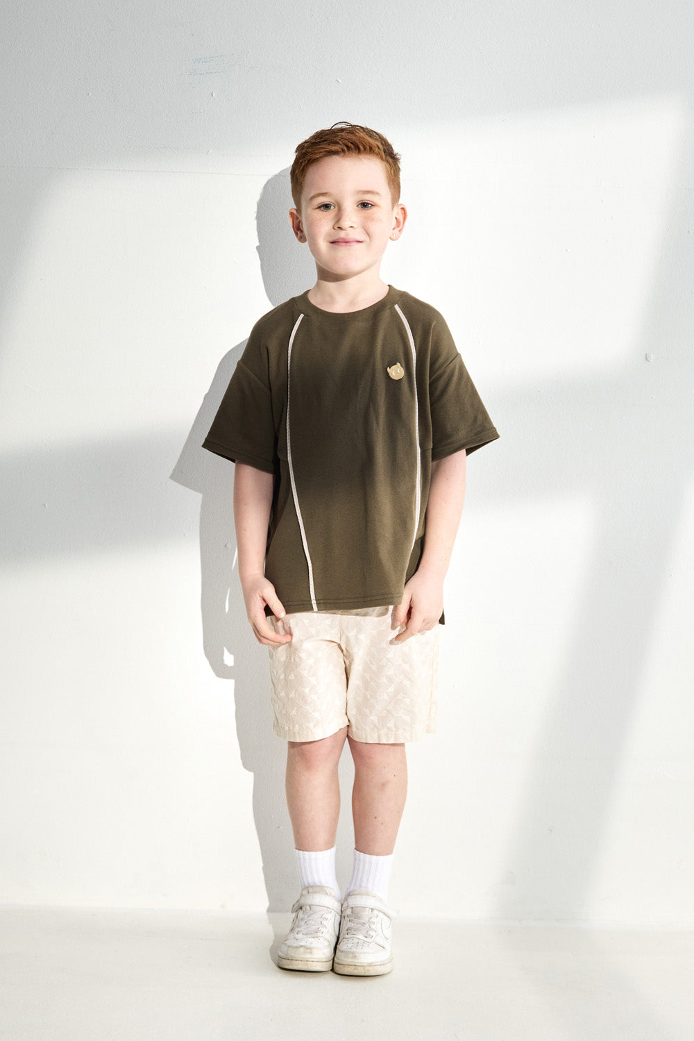 【予約商品】Main コレクション:Clean Cut ラインデザインロゴTシャツ