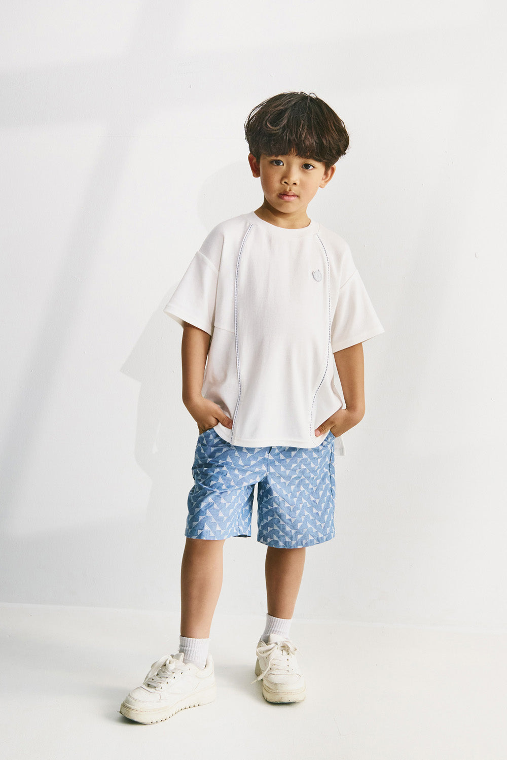 【予約商品】Main コレクション:Clean Cut ラインデザインロゴTシャツ