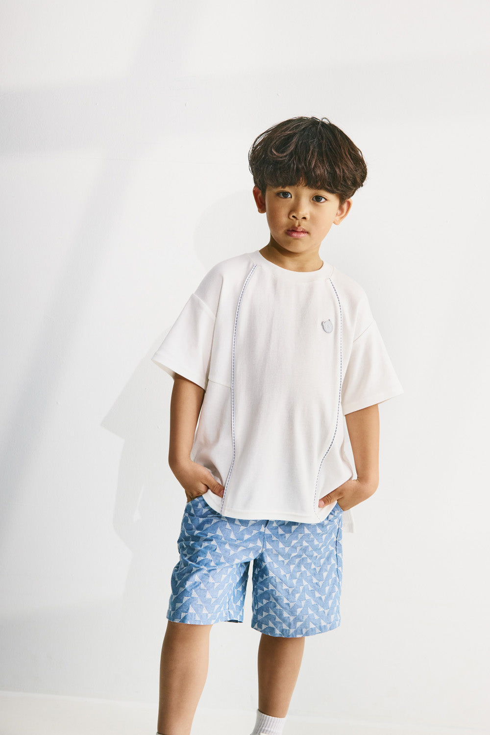 【予約商品】Main コレクション:Clean Cut ラインデザインロゴTシャツ