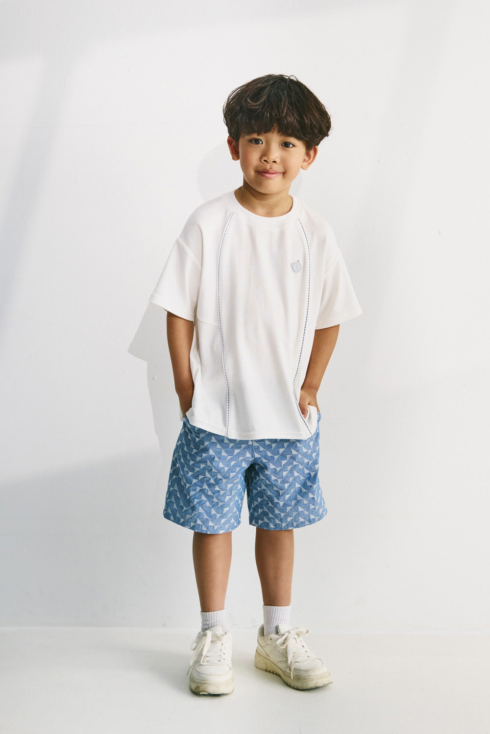 【予約商品】Main コレクション:Clean Cut ラインデザインロゴTシャツ
