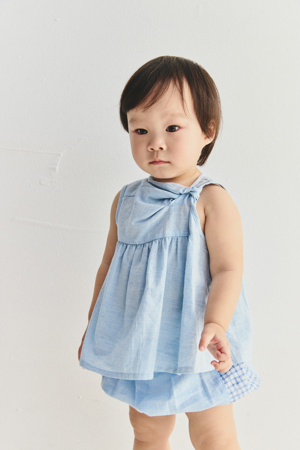 【予約商品】Main コレクション:Flutter ツイストノースリーブトップス