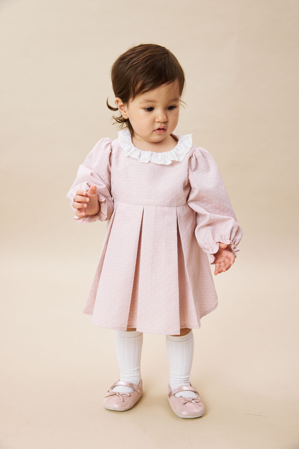 【予約商品】Luxuryコレクション:Rosalie リボン柄ジャカード フリルカラー ボックスプリーツ ドレスロンパース