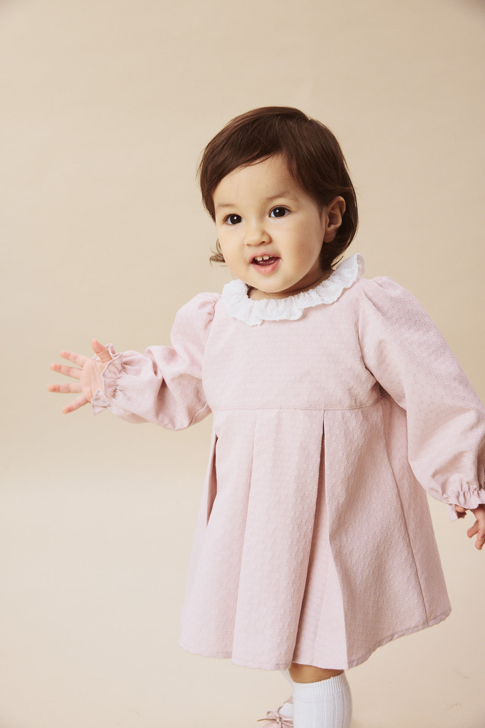 【予約商品】Luxuryコレクション:Rosalie リボン柄ジャカード フリルカラー ボックスプリーツ ドレスロンパース