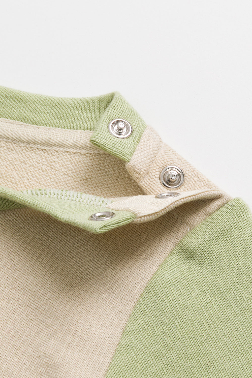 【予約商品】Mainコレクション:Peek-A-Boo ウサギ刺繍 ビッグポケット ショルダーボタン長袖トップス