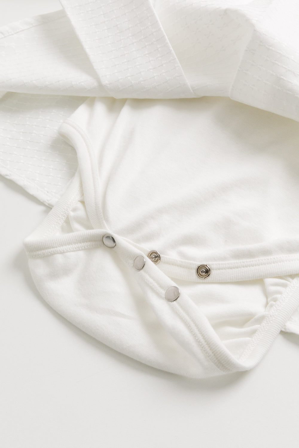 【予約商品】Luxuryコレクション:Rosalie リボン柄ジャカード フリルカラー ボックスプリーツ ドレスロンパース