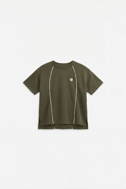 【予約商品】Main コレクション：Clean Cut ラインデザインロゴTシャツ
