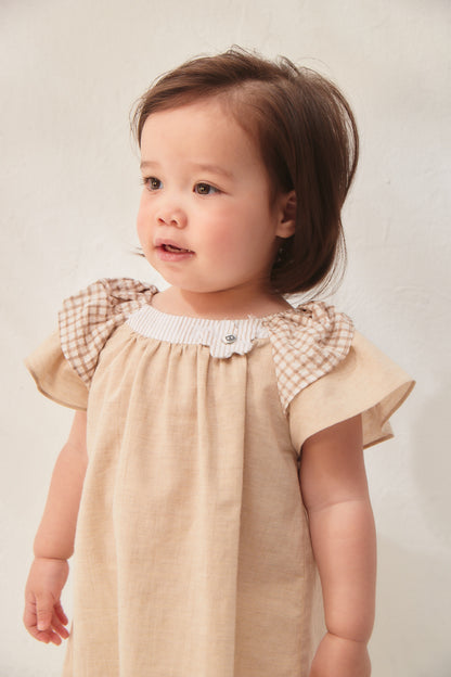 Main コレクション：Vichy - ヴィシー花型ブローチ付きフリルスリーブワンピース