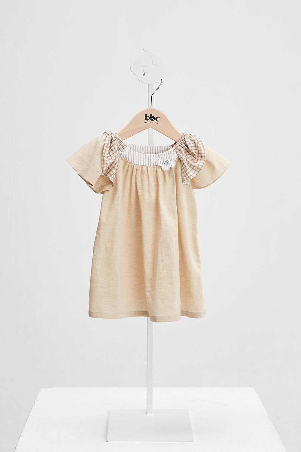 Main コレクション：Vichy - ヴィシー花型ブローチ付きフリルスリーブワンピース