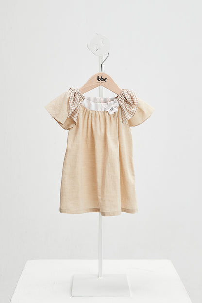 Main コレクション：Vichy - ヴィシー花型ブローチ付きフリルスリーブワンピース