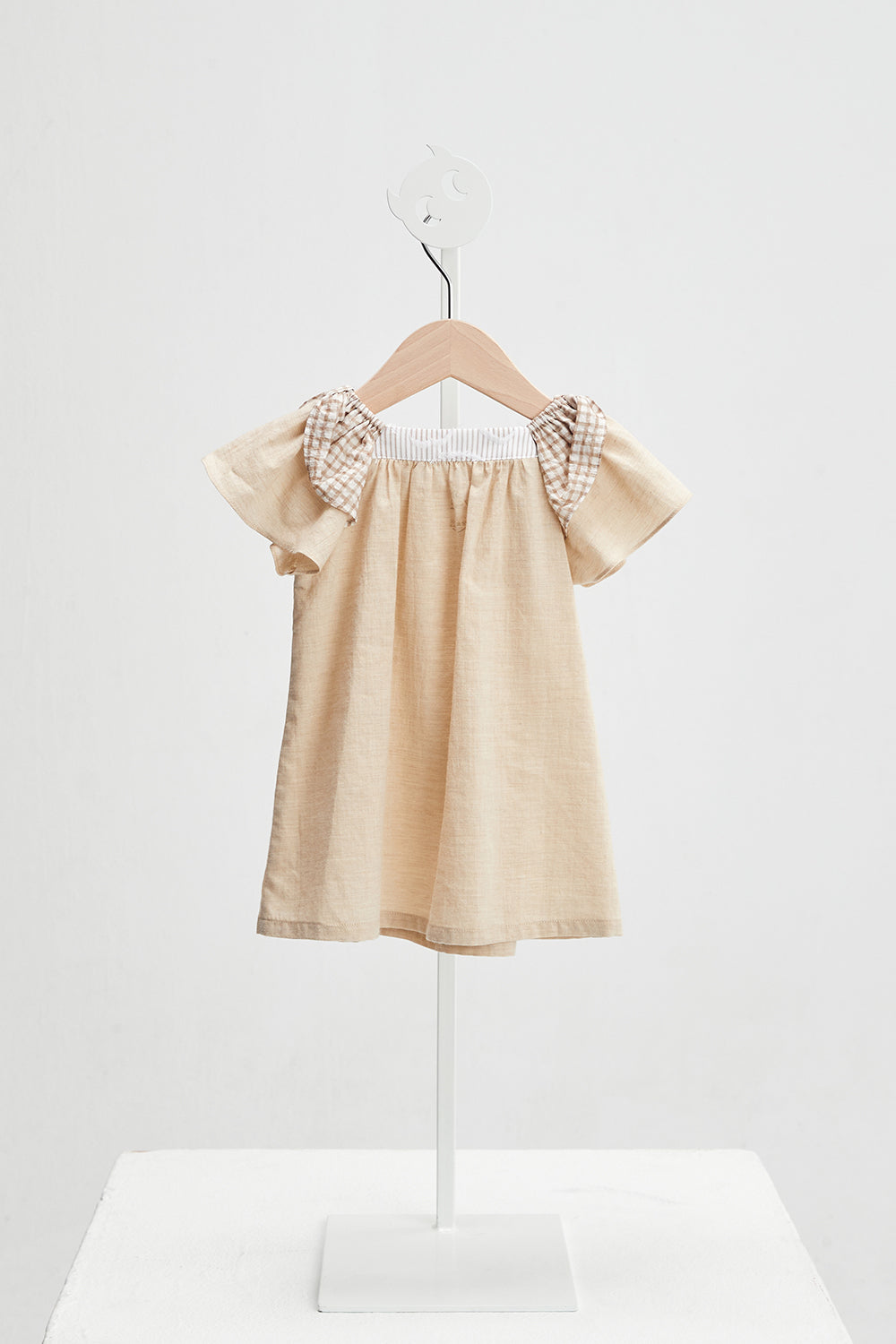 Main コレクション：Vichy - ヴィシー花型ブローチ付きフリルスリーブワンピース