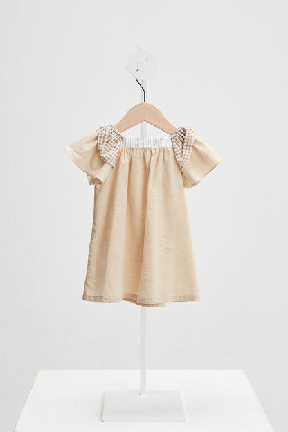 Main コレクション：Vichy - ヴィシー花型ブローチ付きフリルスリーブワンピース