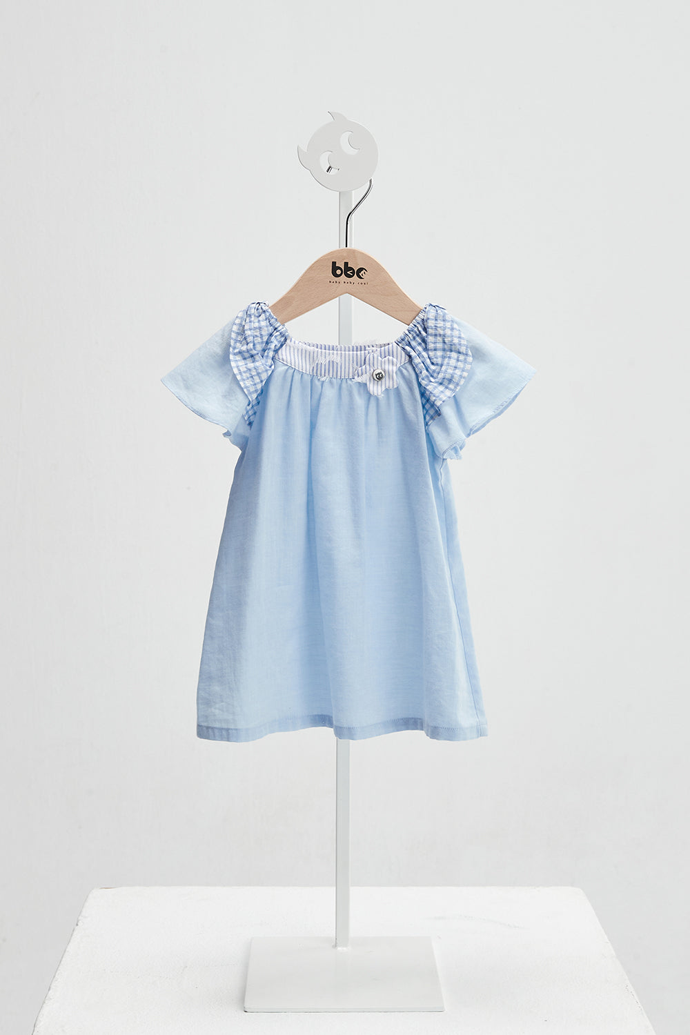 Main コレクション：Vichy - ヴィシー花型ブローチ付きフリルスリーブワンピース
