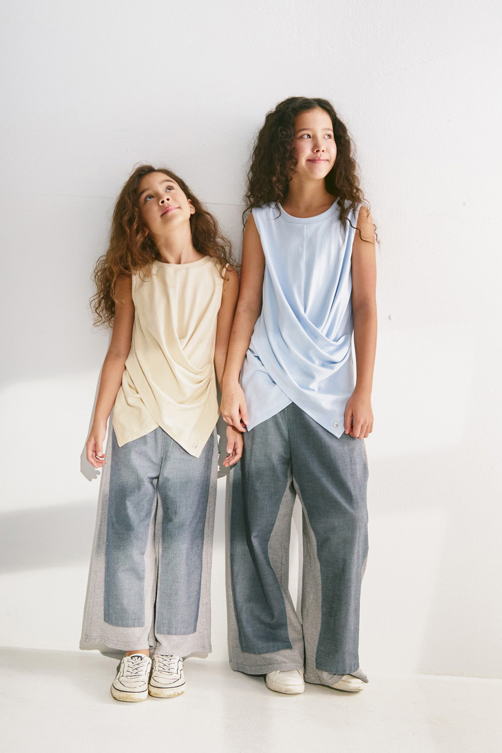 【予約商品】Main コレクション ：Floating Layer ツイストノースリーブトップス