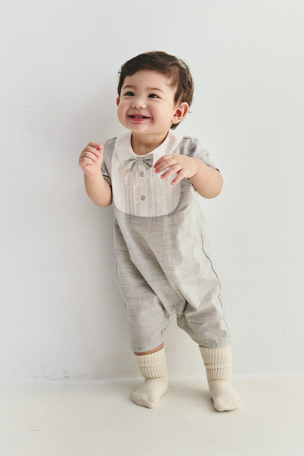 【予約商品】Main コレクション：Junior Classic ピンタックテーラードカラー ベビーロンパース