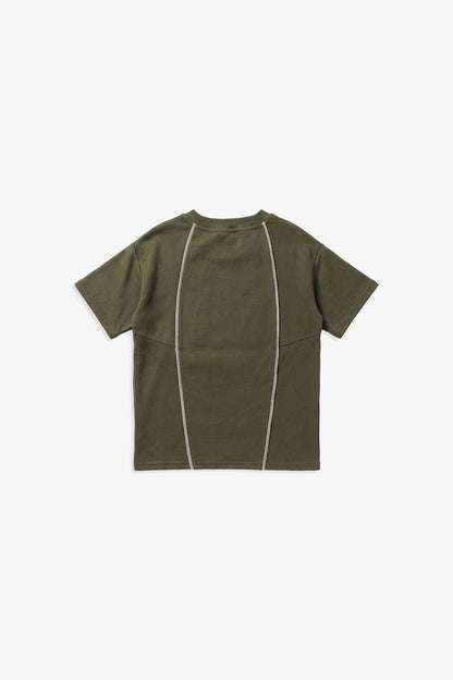 【予約商品】Main コレクション：Clean Cut ラインデザインロゴTシャツ
