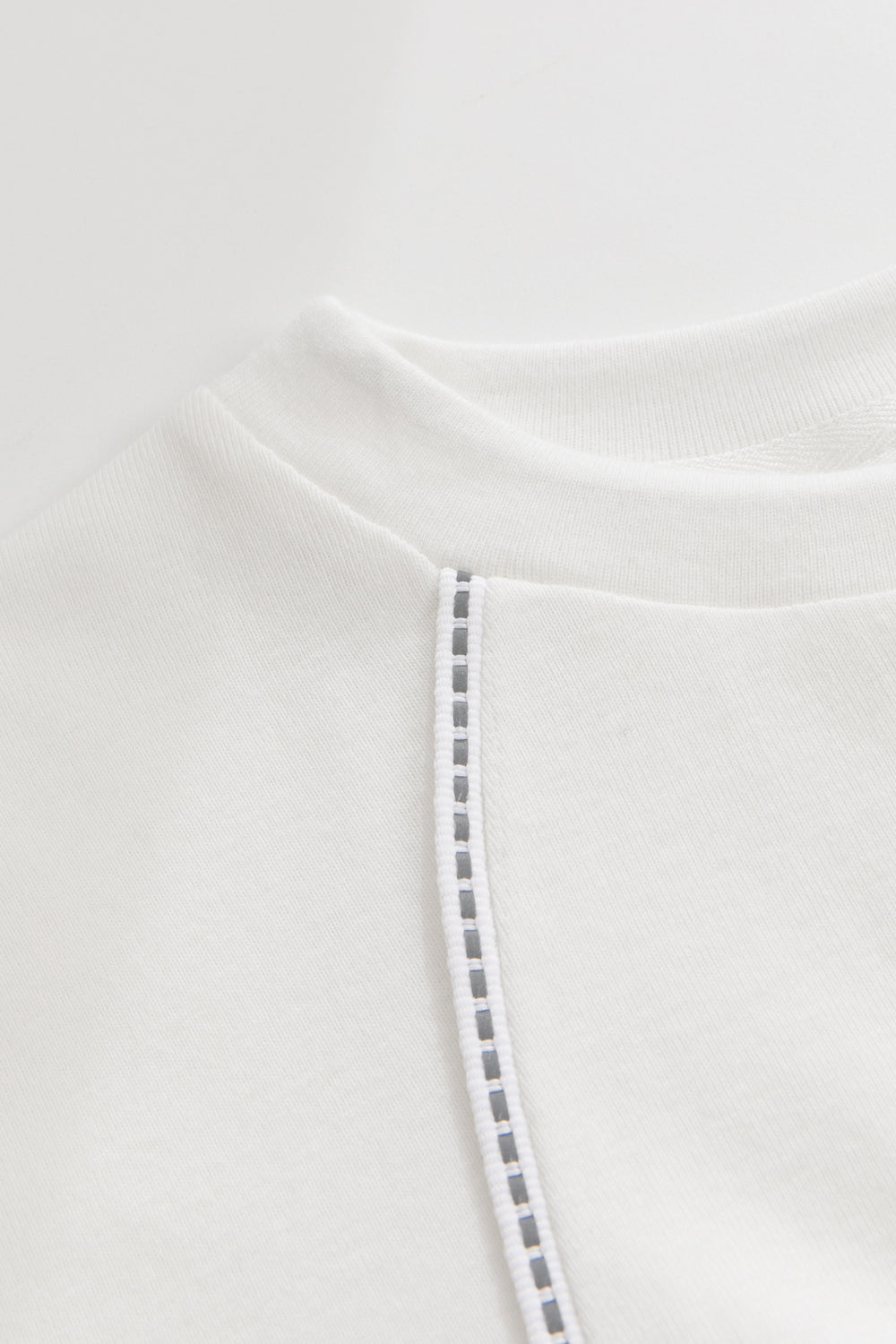 【予約商品】Main コレクション：Clean Cut ラインデザインロゴTシャツ