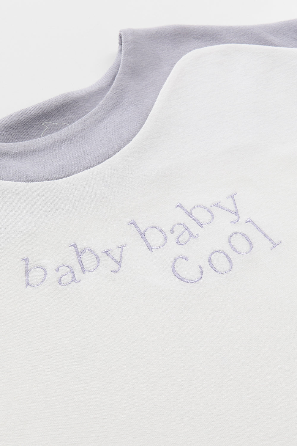 【予約商品】Main コレクション Modern ロゴ刺繍切替デザインTシャツ