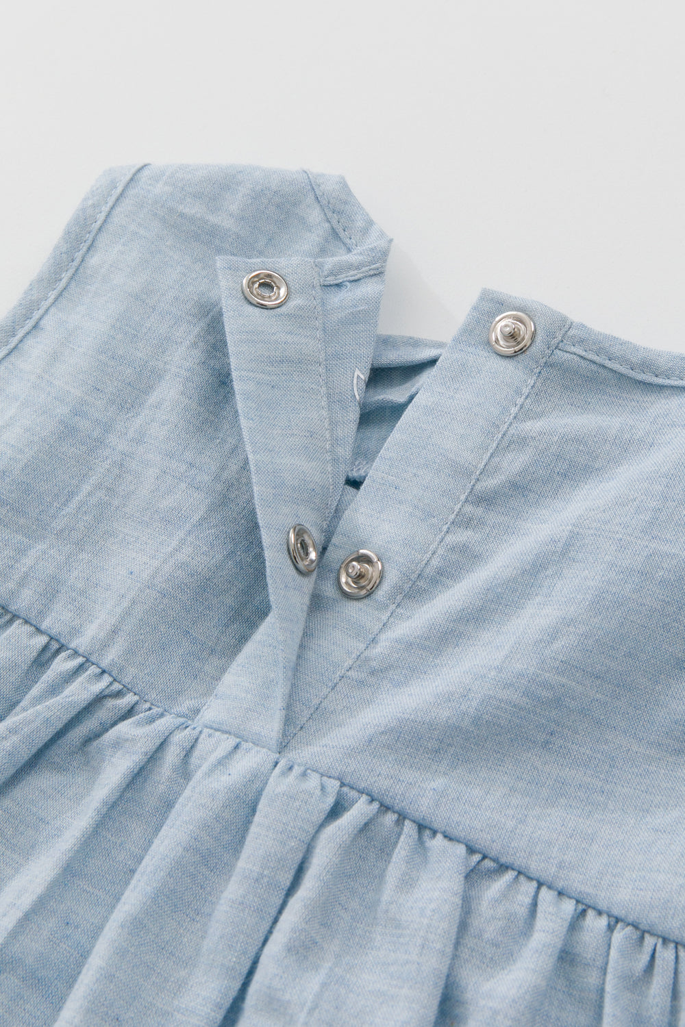 【予約商品】Main コレクション：Flutter ツイストノースリーブトップス