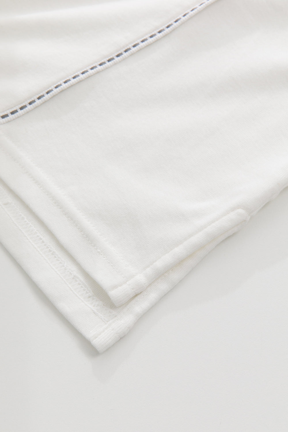 【予約商品】Main コレクション：Clean Cut ラインデザインロゴTシャツ